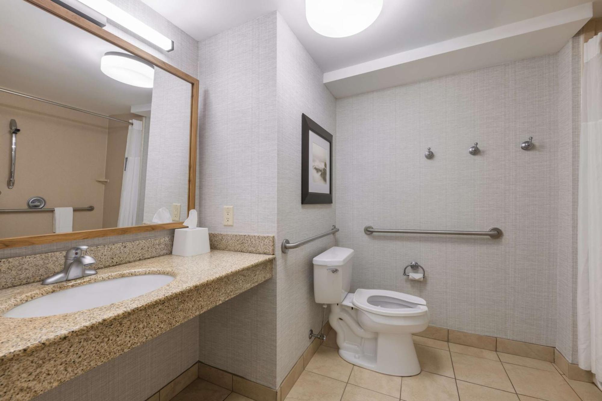 Hampton Inn & Suites By Hilton Монктон Экстерьер фото