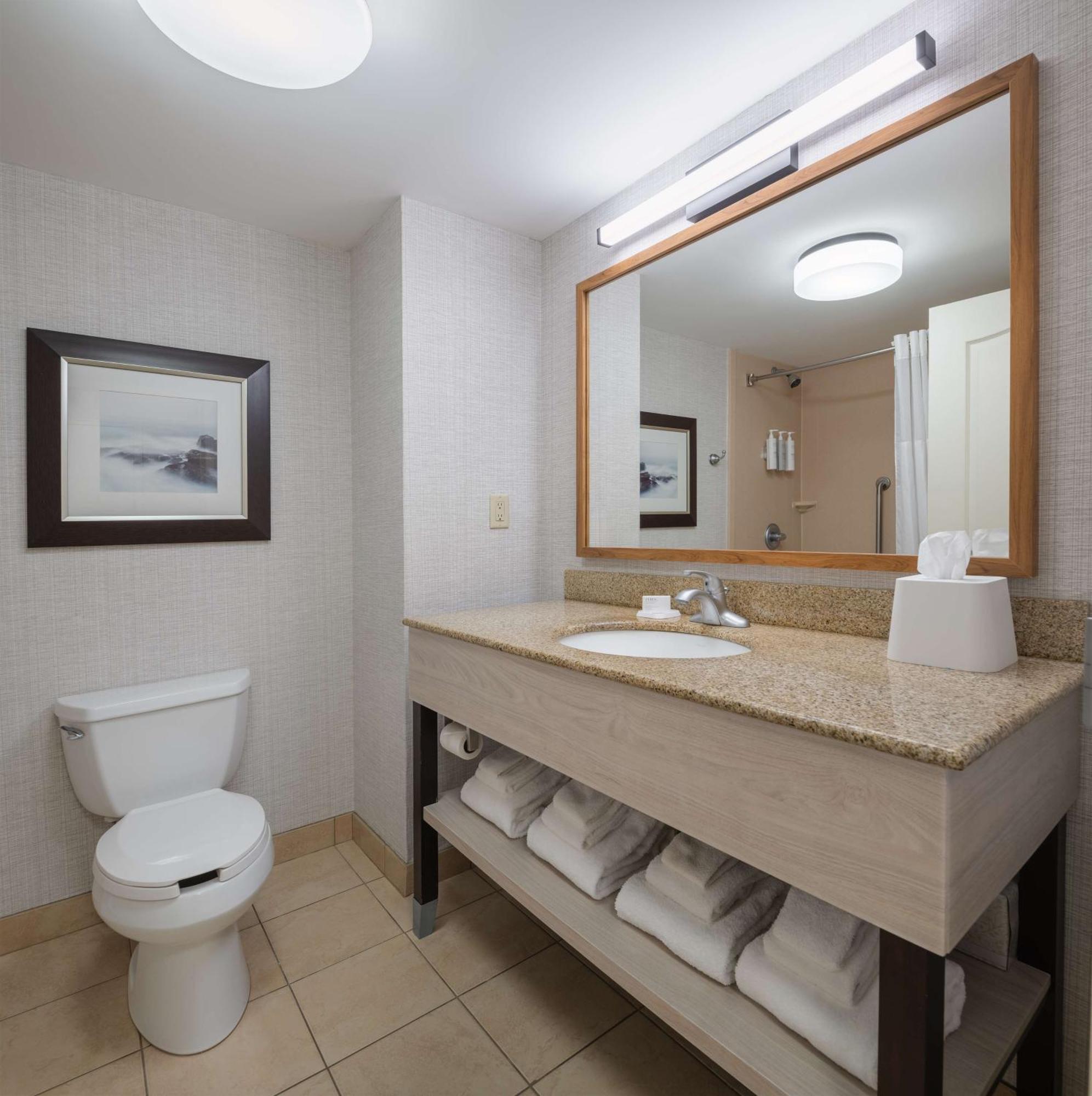 Hampton Inn & Suites By Hilton Монктон Экстерьер фото