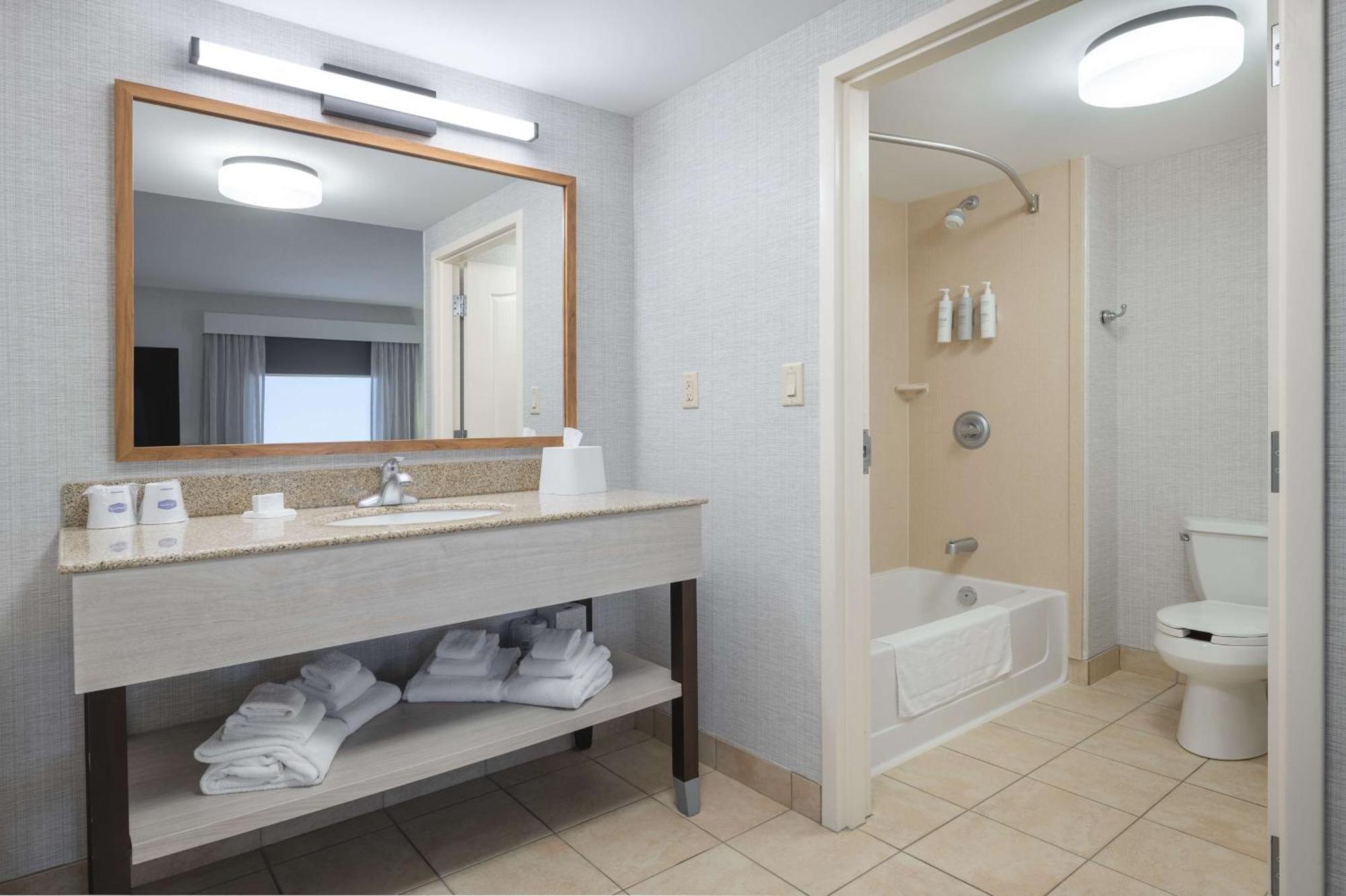 Hampton Inn & Suites By Hilton Монктон Экстерьер фото