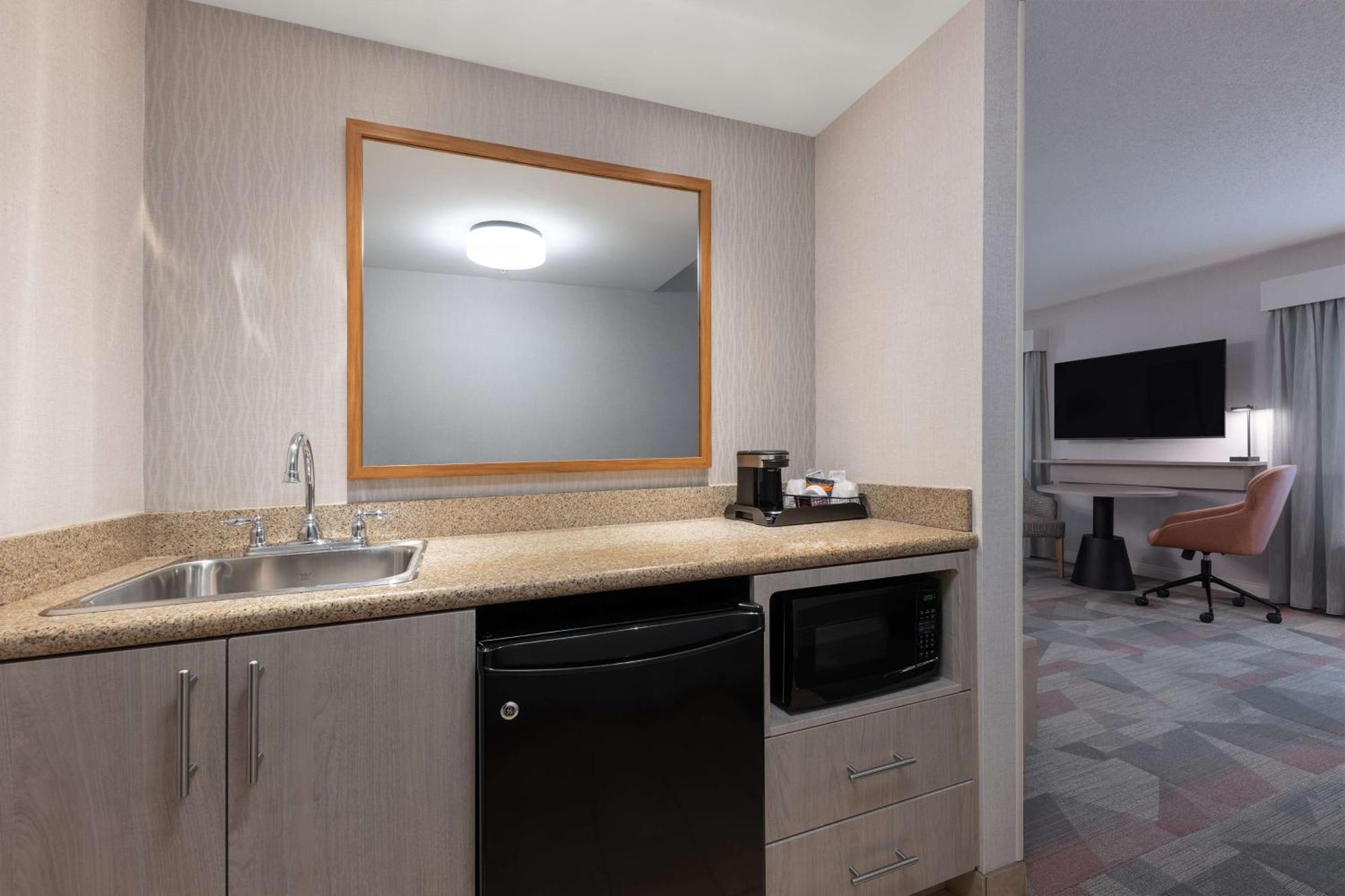 Hampton Inn & Suites By Hilton Монктон Экстерьер фото