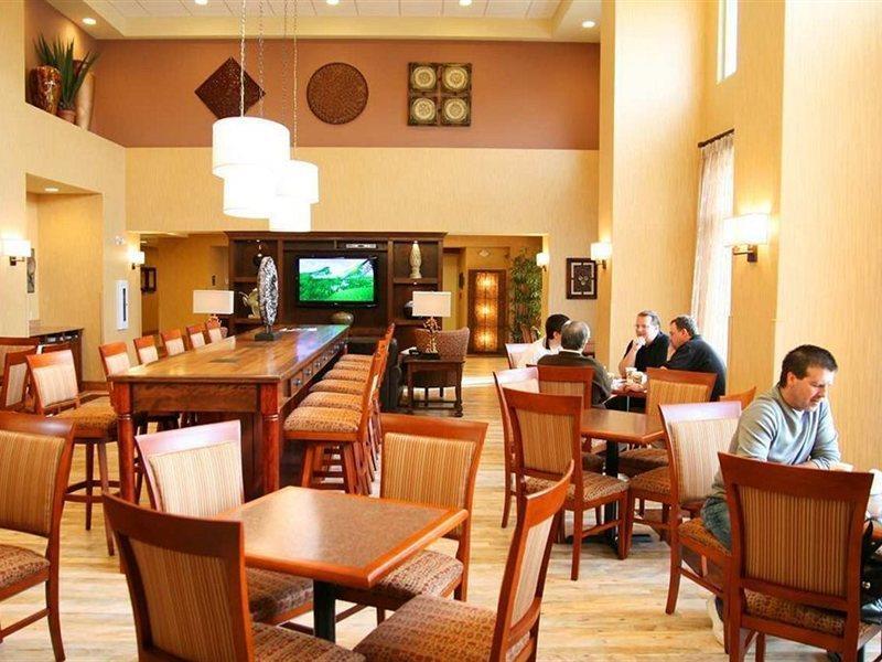 Hampton Inn & Suites By Hilton Монктон Экстерьер фото