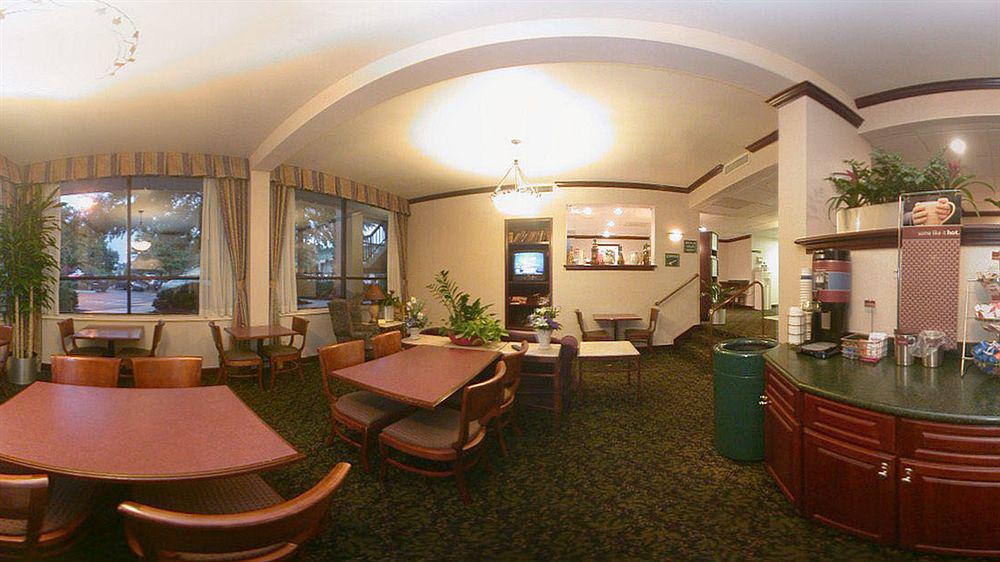 Hampton Inn & Suites By Hilton Монктон Экстерьер фото